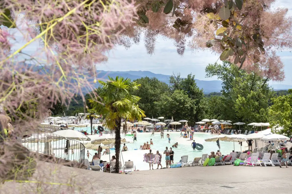 vista dell'acqua park del camping norcenni girasole