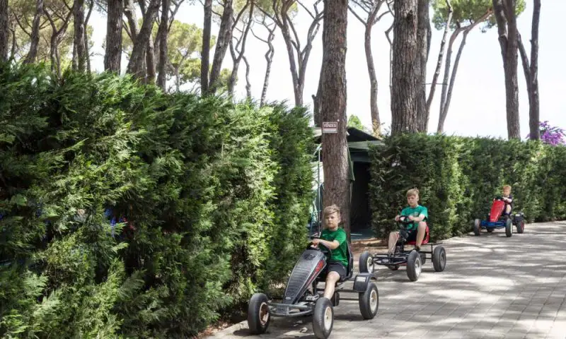 bambini che giocano al fabulous village