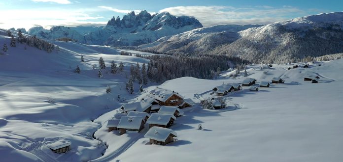 il rifugio fuciade innevato vista dall'alto