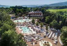 3 Segreti per un Soggiorno Perfetto al Camping Norcenni Girasole: Guide e Consigli per la Tua Vacanza vista dall'alto del camping norcenni girasole con acquapark