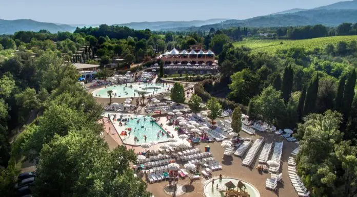 3 Segreti per un Soggiorno Perfetto al Camping Norcenni Girasole: Guide e Consigli per la Tua Vacanza vista dall'alto del camping norcenni girasole con acquapark