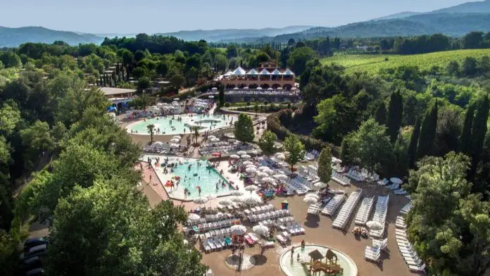 vista dall'alto del camping norcenni girasole con acquapark