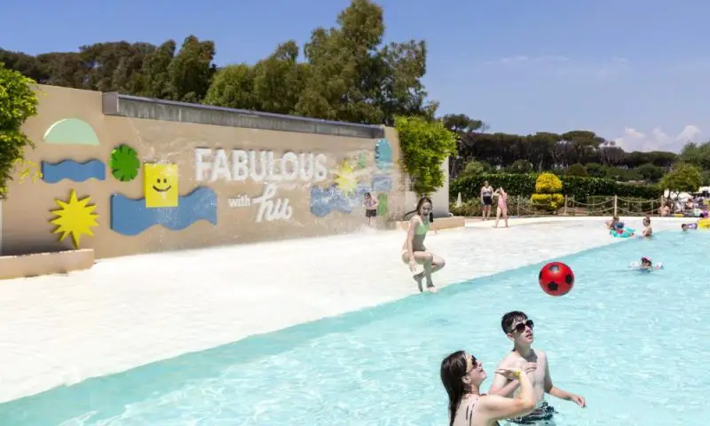 la piscina con cascata, divertente attrazione del camping village fabulous di roma