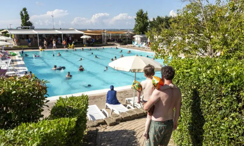 la piscina semiolimpionica del fabulous village di roma