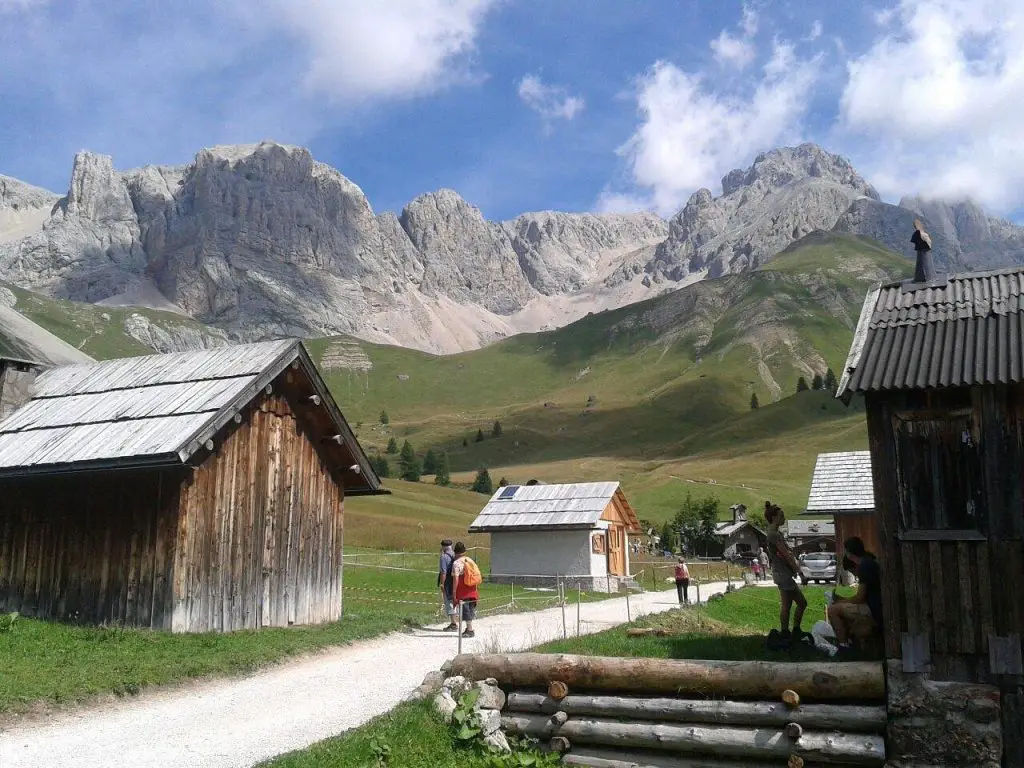 contesto nei dintorni del rifugio fuciade