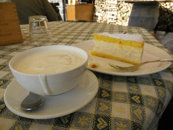 dessert con crema e torta al ristorante del rifugio fuciade