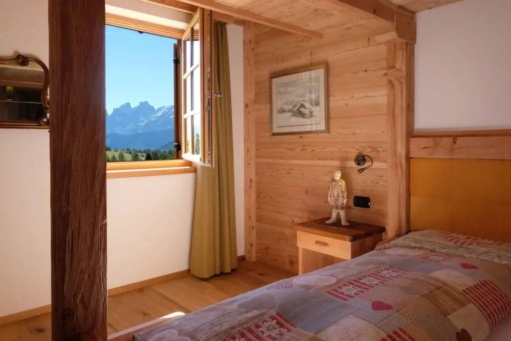 vista dalla camera del rifugio fuciade, finestra che affaccia sulle dolomiti