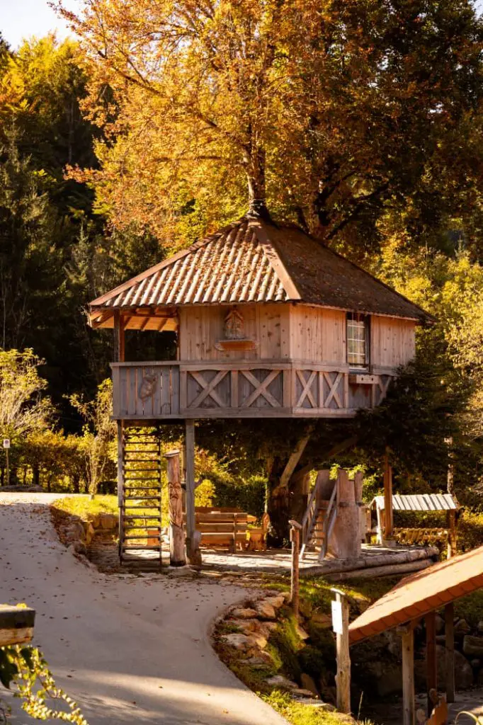 dolomiti village casa sull'albero immersa nel verde di revascletto