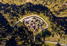 Dolomiti Village Recensione: Guida alla Scoperta del Gioiello delle Alpi Carniche 2026 dolomiti village recensione villaggio visto dall'alto