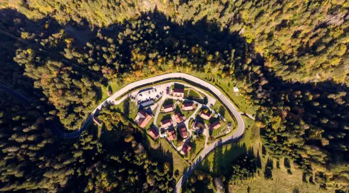 Dolomiti Village Recensione: Guida alla Scoperta del Gioiello delle Alpi Carniche 2024 dolomiti village recensione villaggio visto dall'alto