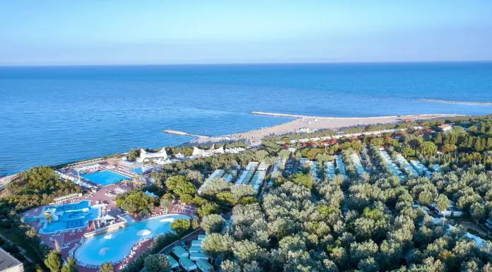 Perché Scegliere il Villaggio Isamar per le Tue Vacanze: Caratteristiche e Recensioni 2025 isamar villaggio visto dall'alto nel contesto verde