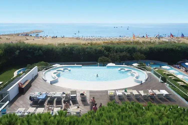 vista del mare dalla piscina del marino wellness al camping union lido 