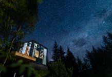 Scopri il Fascino del Glamping al Toblacher See: Consigli e Informazioni Utili 2024 skyview chalet toblacher see alla notte con vista sotto le stelle