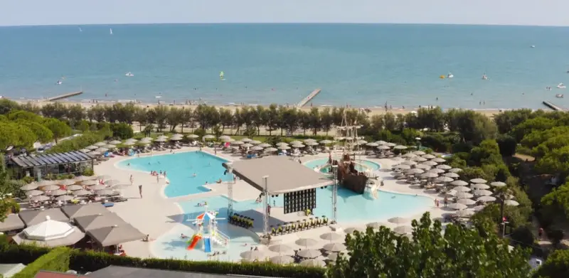 spiaggia e piscina dello jesolo camping international club