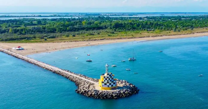 litorale cavallino treporti con faro di punta sabbioni