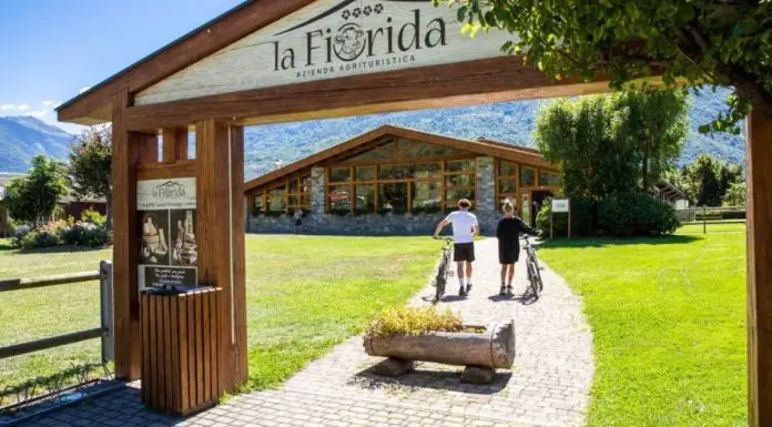 Recensione Agriturismo La Fiorida 2024: Un’oasi di Gusto e Relax in Valtellina entrata dell'agriturismo la fiorida