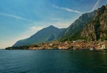 Come Organizzare le Vacanze sul Lago di Garda 2025: Consigli e Segreti vacanze sul lago di garda, vista dall'alto dei colli sul garda