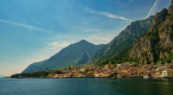 Come Organizzare le Vacanze sul Lago di Garda 2025: Consigli e Segreti vacanze sul lago di garda, vista dall'alto dei colli sul garda
