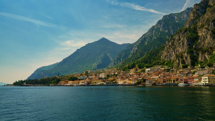 vacanze sul lago di garda, vista dall'alto dei colli sul garda