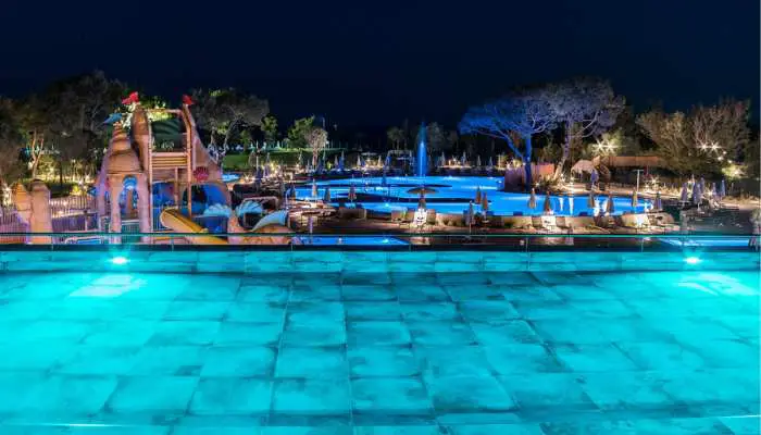 parco acquatico del camping mediterraneo alla sera