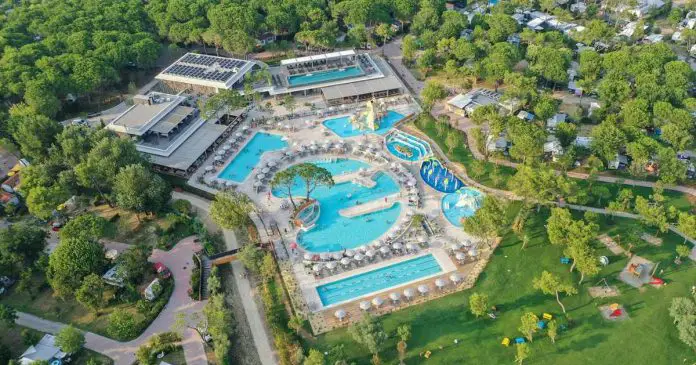 recensione camping mediterraneo, parco acquatico visto dall'alto