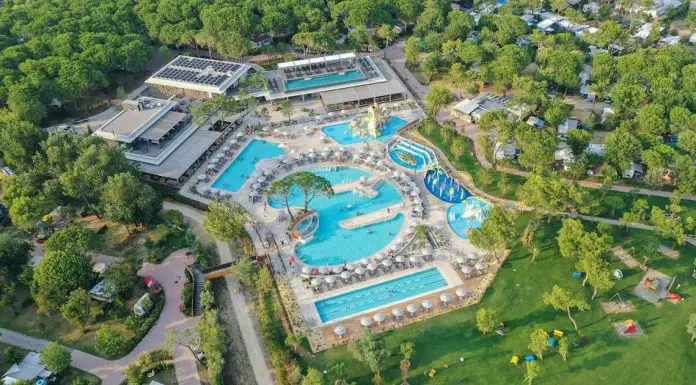 Recensione Camping Mediterraneo Cavallino Treporti: Una Guida Dettagliata per il 2025 recensione camping mediterraneo, parco acquatico visto dall'alto