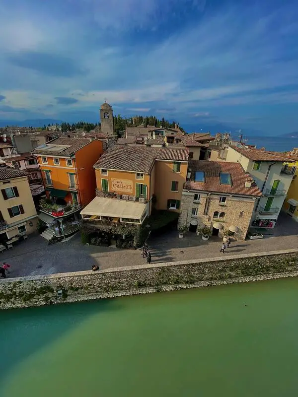 sirmione sul lago di garda. vista del borgo