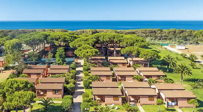 Recensione Club degli Amici Camping Village 2024: Opinioni e Servizi Aggiornati veduta dall'alto recensione club degli amici camping village