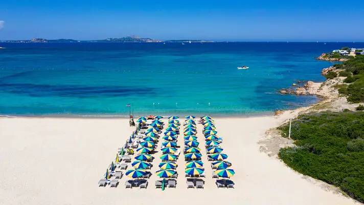 spiaggia del camping isuledda in sardegna