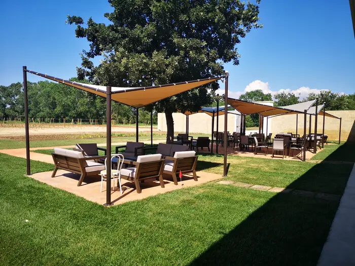 la cantina coppola del camping la masseria, giardino con sedie e gazebo per sorseggiare un vino in mezzo alla natura