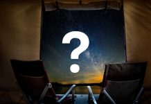 Dove Fare Campeggio Libero Nel 2025: Le Migliori Destinazioni In Italia dove fare campeggio libero in italia, tenda fronte lago con vista notturna sul cielo stellato