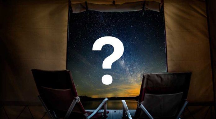 Dove Fare Campeggio Libero Nel 2025: Le Migliori Destinazioni In Italia dove fare campeggio libero in italia, tenda fronte lago con vista notturna sul cielo stellato