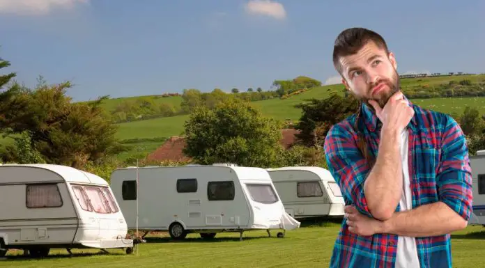 Consigli per scegliere una roulotte nel 2025: Guida all’acquisto per principianti Uomo che pensa come scegliere una roulotte