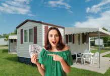 Case Mobili Usate in Italia: Guida Completa all’Acquisto per il favoloso 2025 ragazza che acquista con soldi in mano le case mobili usate