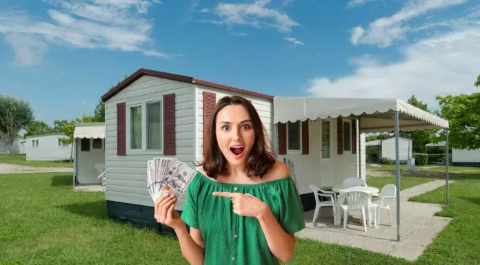 Case Mobili Usate in Italia: Guida Completa all’Acquisto per il favoloso 2025 ragazza che acquista con soldi in mano le case mobili usate