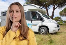 Orari del silenzio in campeggio nel favoloso 2025: Normative e Consigli ragazza che dice di far silenzio durante gli orari del silenzio in campeggio