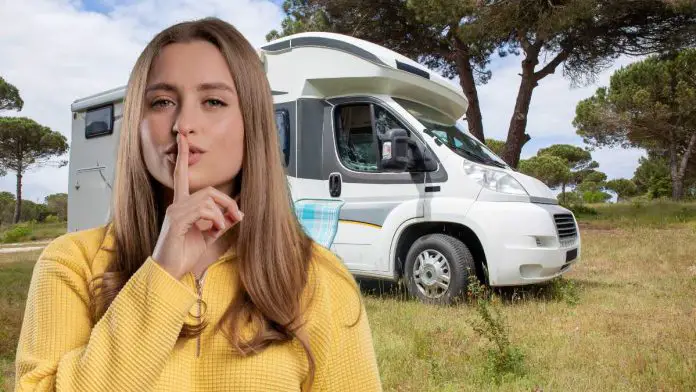 ragazza che dice di far silenzio durante gli orari del silenzio in campeggio