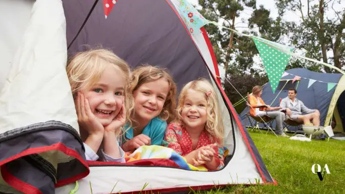 bambini in tenda si divertono in un campeggio economico in italia