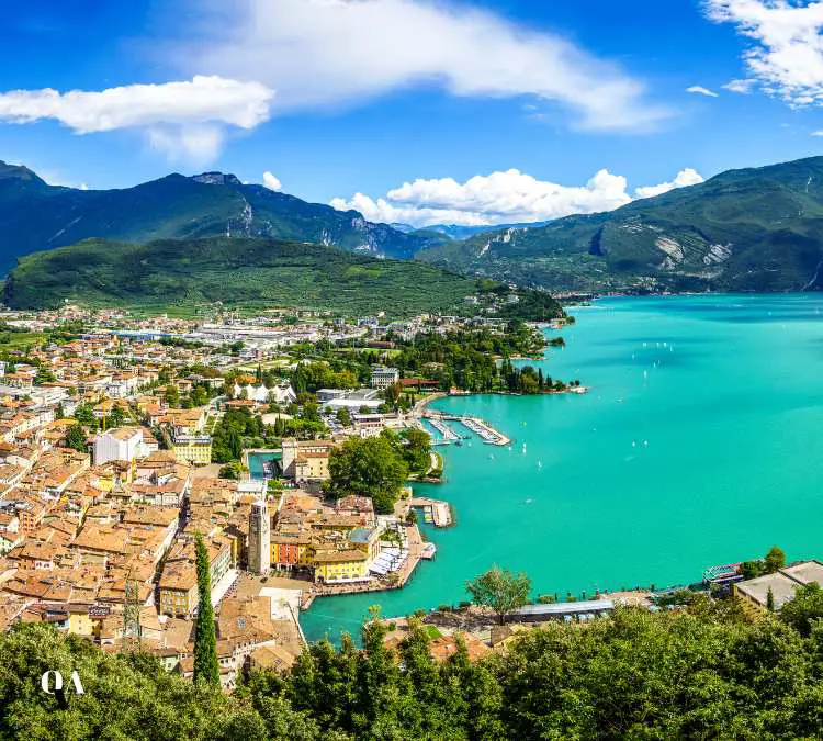 vista dall'alto sul lago dove ci sono i migliori glamping lago di garda