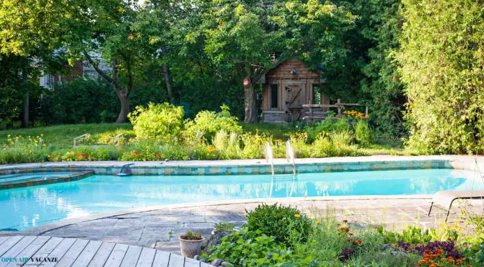 5 Migliori Agriturismi con Piscina per un’Esperienza di Lusso immersa nella Bellezza della Natura migliori agriturismi con piscina in mezzo a un giardino fiorito