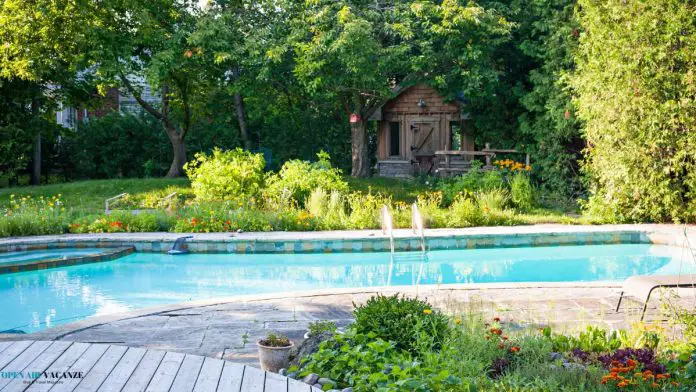 migliori agriturismi con piscina in mezzo a un giardino fiorito