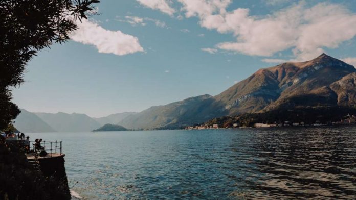 migliori camping sul lago di como visuale con acqua limpida e vista sulle montagne