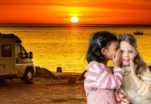 Le 10 Migliori Spiagge Segrete da Scoprire in Camper: Guida Essenziale per Viaggiatori Avidi camper parcheggiato in una delle migliori spiagge segrete