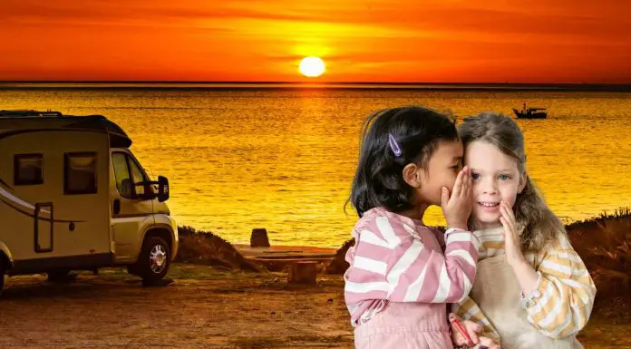 Le 10 Migliori Spiagge Segrete da Scoprire in Camper: Guida Essenziale per Viaggiatori Avidi camper parcheggiato in una delle migliori spiagge segrete