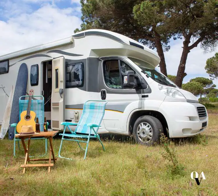 camper pronto posizionato in un campeggio economico per le vacanze low cost
