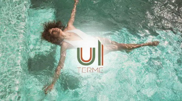 Union Lido Terme Camping di Lusso: Si Estende il Progetto Essenziale per la Vacanza di Prima Classe in Veneto 2026 donna che si rilassa nella piscina del camping union lido terme a Montegrotto