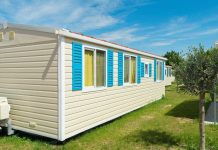 Le Migliori Case Mobili Economiche in Italia: Guida Completa a modelli usati e nuovi del 2025 una casa mobile economica su un prato pronta per essere installata