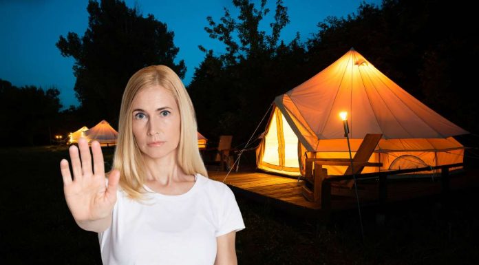I 2 Glamping Peggiori in Italia: Le Sorprendenti Recensioni Negative su Tripadvisor ragazza che invita a stare indietro dai glamping peggiori in italia