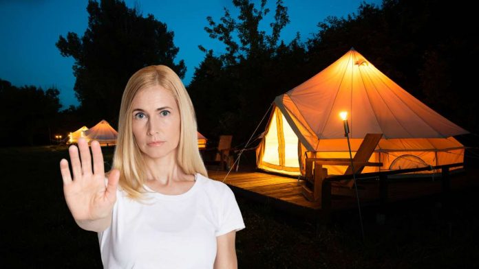 ragazza che invita a stare indietro dai glamping peggiori in italia