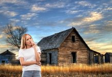 I 2 Peggiori Agriturismi in Italia Secondo TripAdvisor: Guida Essenziale per Esperienze da Evitare ragazza dubbiosa se scegliere uno dei peggiori agriturismi in italia